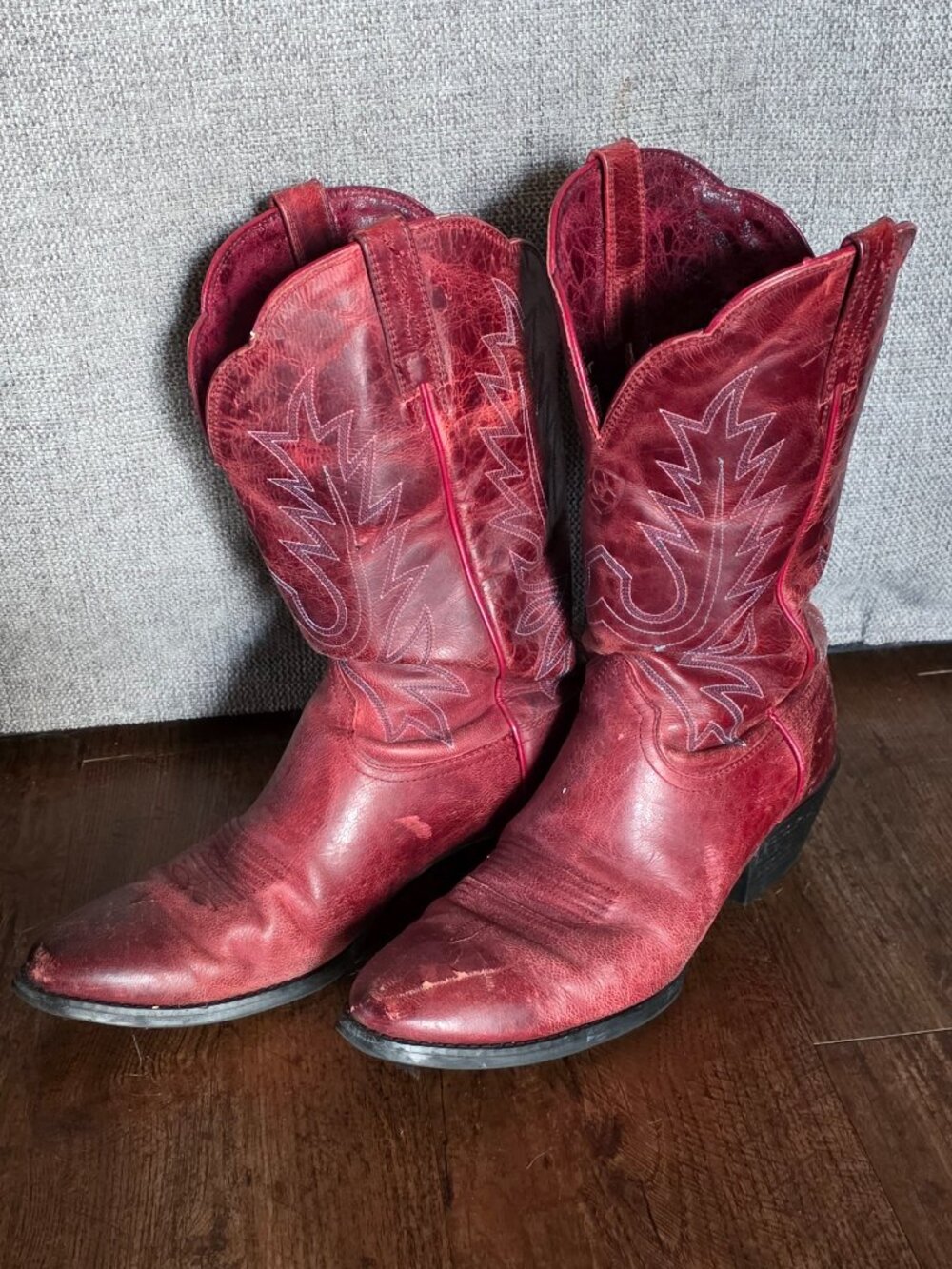 Ariat Distressed Red Embroidered Western Cowboy Boots – Size 9B